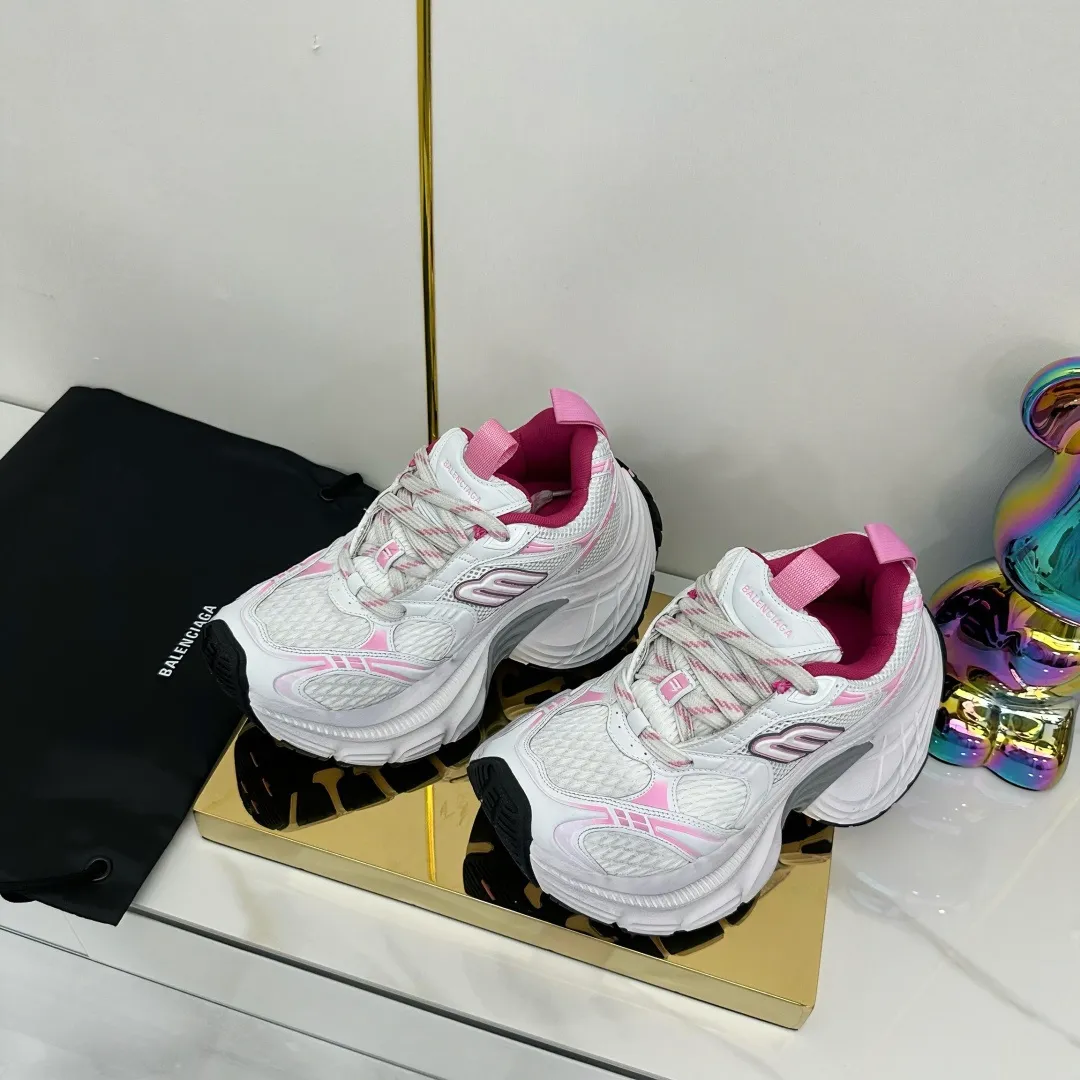 👟👟Ex-factory price 680👟👟 Balenciaga Balenciaga CARGO 6XL Sneakers Round-toe lace-up Low-cut lifestyle mesh lace-up Low-cut catwalk retro Balenciaga is always at the forefront of fashion. This model has huge size and eye-catching design. It is in line with the current "" trend. It uses an all-black color scheme to create a low-key yet gorgeous effect. The 6XL size makes it a conspicuous presence in the market. Suitable for people who pursue individuality. The products released this time once again reflect their innovation capabilities. They are made of microfiber and mesh. Its avant-garde design, exaggerated volume and reflective details give it a special silhouette. It is made of mesh material, which brings good foot feel, comfortable and breathable. The appearance still adopts the classic shape. The shoe body is fashionable and easy to wear. Item No.: 815859 W2MV2 1012 Size: 35-46